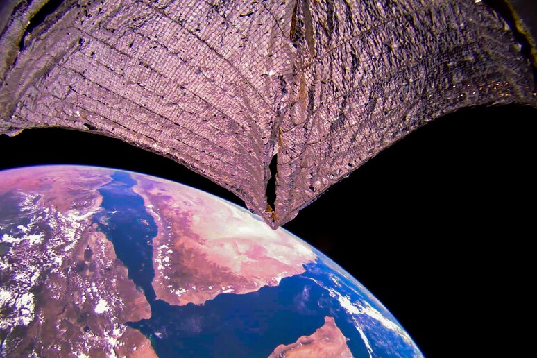 Un’immagine di LightSail 2 sopra il Mar Rosso (fonte: The Planetary Society) - RIPRODUZIONE RISERVATA