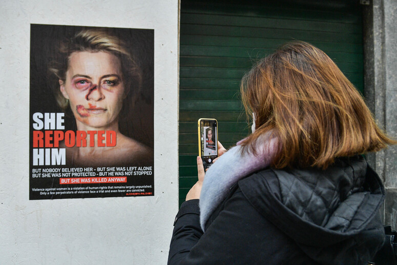Manifesti a Milano contro la violenza sulle donne - RIPRODUZIONE RISERVATA