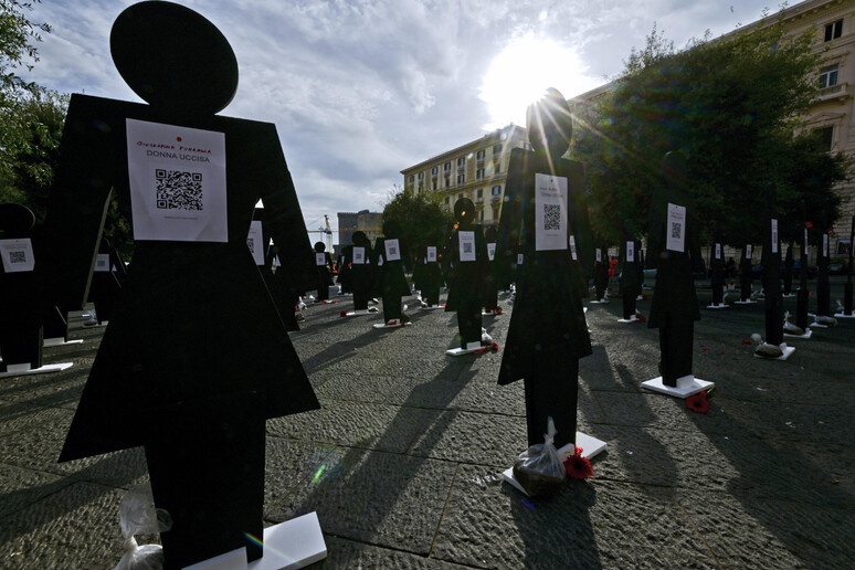 Violenza donne: a Napoli una piazza di sagome nere - RIPRODUZIONE RISERVATA
