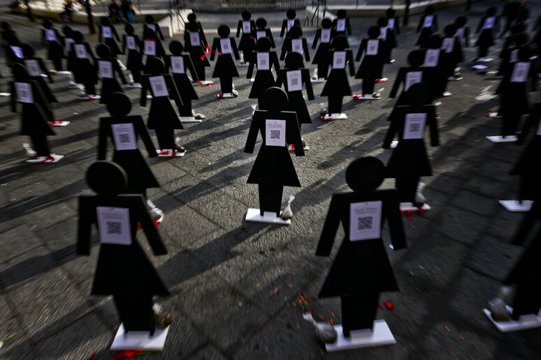 Per il 25 novembre, a Napoli una piazza di sagome nere - RIPRODUZIONE RISERVATA