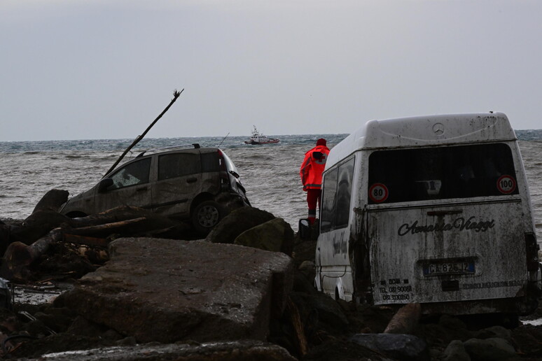 Frana per il maltempo a Casamicciola, auto finiscono in mare - RIPRODUZIONE RISERVATA