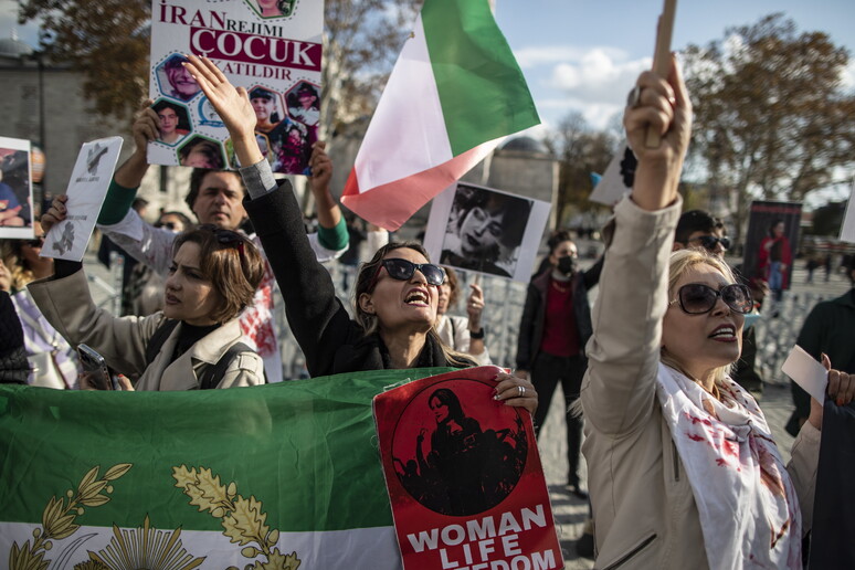 Manifestazione per le donne a Istanbul - RIPRODUZIONE RISERVATA