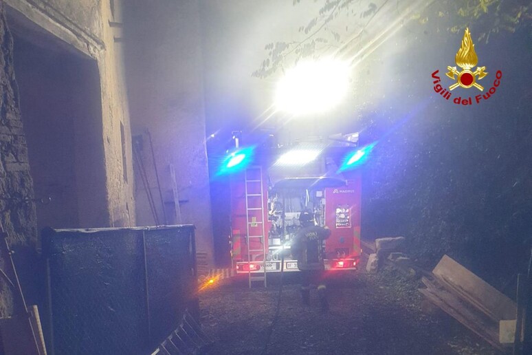 Incendio in casolare Sassoferrato, intervento Vvf per tutta la notte - RIPRODUZIONE RISERVATA