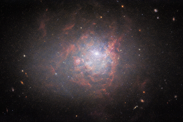 La galassia NGC 1705 è stravagante: nonostante sia piccola e irregolare, sta aiutanto a capire molte cose sulla formazione delle galassie (fonte: ESA/Hubble &amp; NASA, R. Chandar; CC BY 4.0, da Flickr) - RIPRODUZIONE RISERVATA