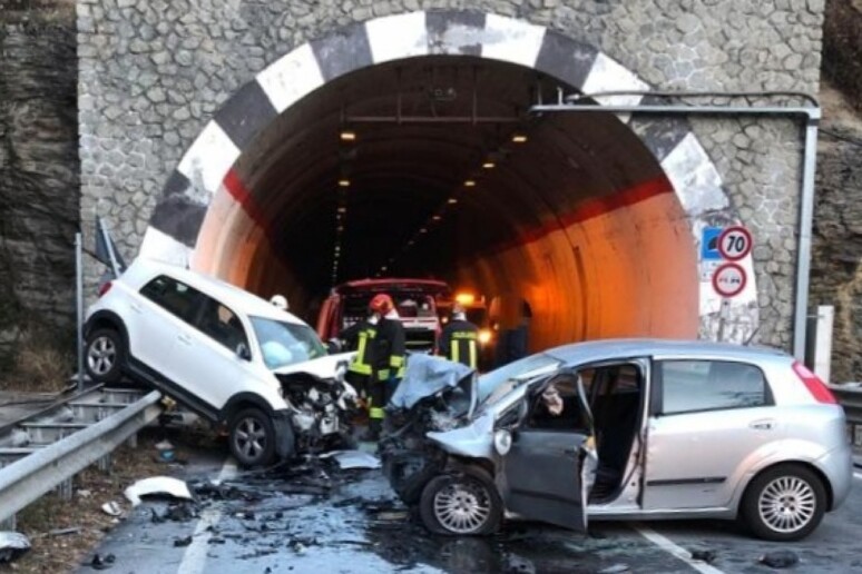 Aosta, incidente stradale Avise - RIPRODUZIONE RISERVATA
