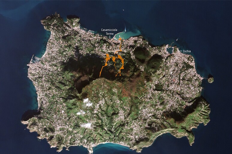 Le conseguenze della frana di Ischia viste dallo spazio (fonte: Ue, Copernicus sentinel-2) - RIPRODUZIONE RISERVATA