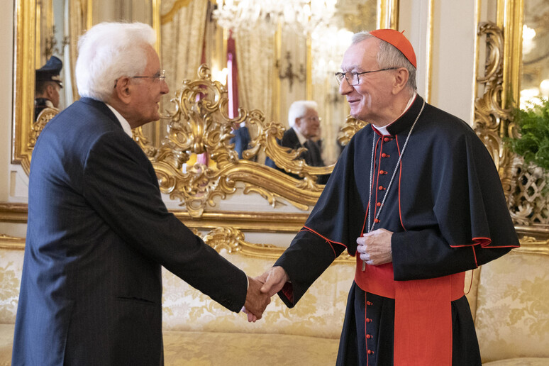 Nella foto di archivio il presidente della Repubblica Mattarella e il cardinale Parolin - RIPRODUZIONE RISERVATA
