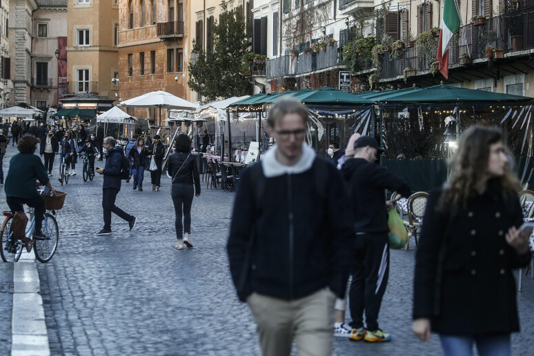 Gente a piazza Navona, Roma - RIPRODUZIONE RISERVATA