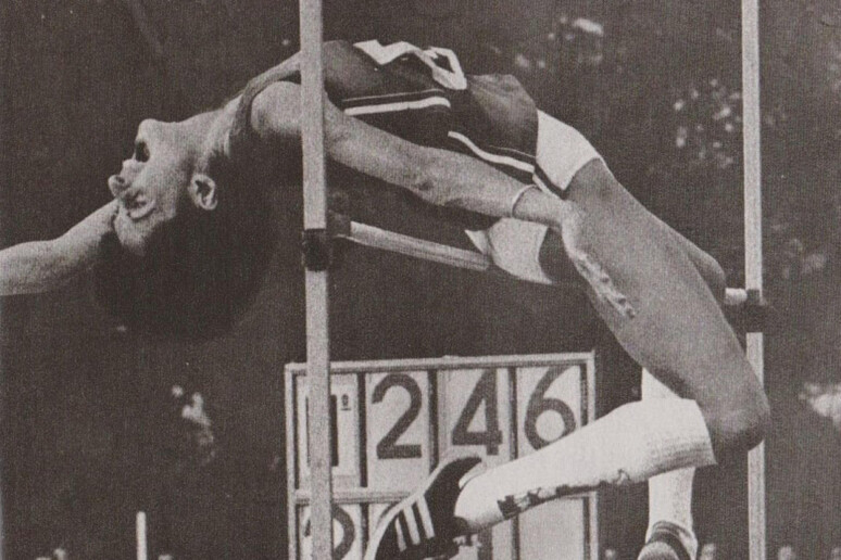 Il salto record di Sara Simeoni in una immagine di archivio - RIPRODUZIONE RISERVATA