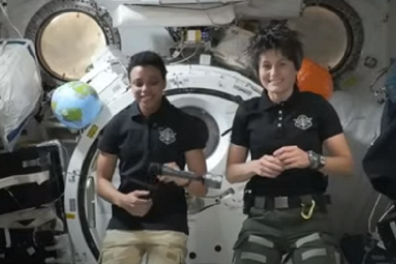 Le astronaute Jessica Watkins e Samantha Cristoforetti durante il collegamento con la stampa Usa (fonte: NASA TV) - RIPRODUZIONE RISERVATA