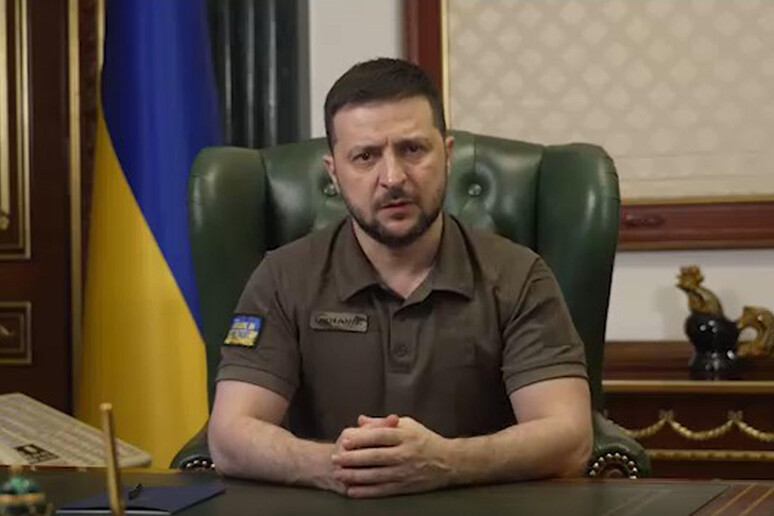Il presidente ucraino, Volodymyr Zelensky, durante un suo messaggio - RIPRODUZIONE RISERVATA
