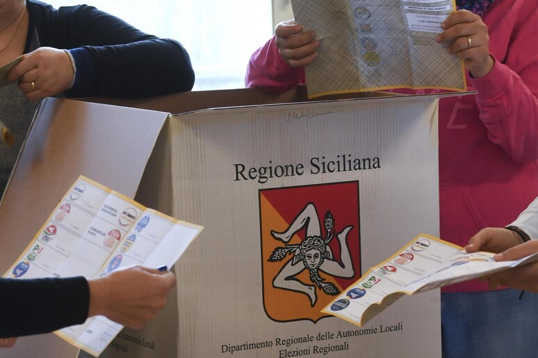 Sicilia: iniziato scrutinio schede, urne chiuse ieri - RIPRODUZIONE RISERVATA