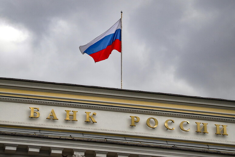 La bandiera russa sull 'edifico della Banca di Russia © ANSA/EPA