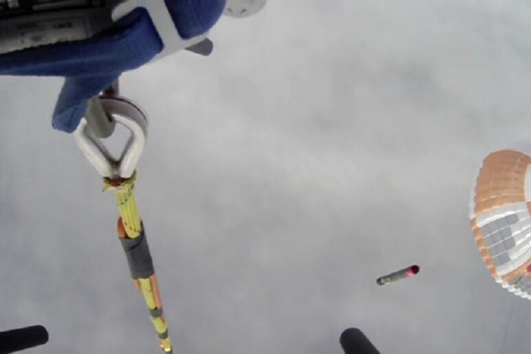 Il recupero al volo del booster appeso al paracadute (fonte: Rocket Lab, YouTube) - RIPRODUZIONE RISERVATA