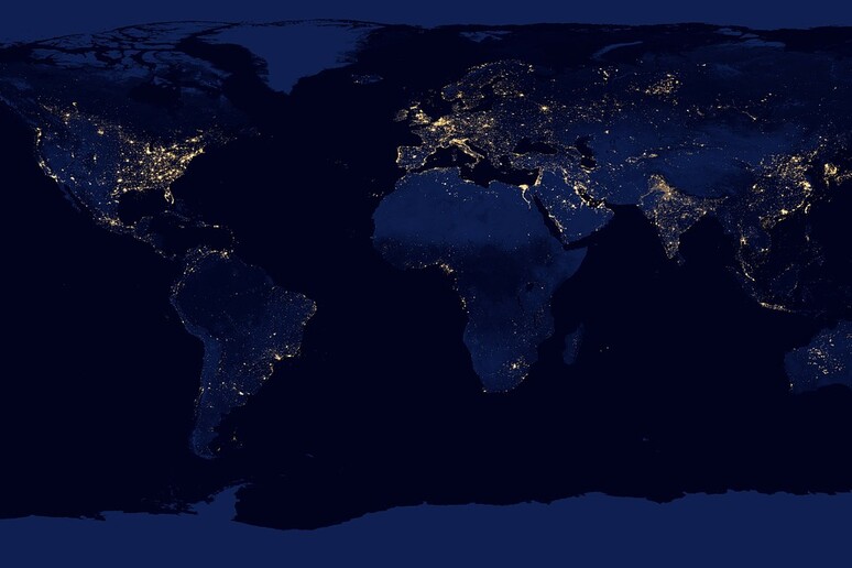 Le immagini satellitari della Terra di notte disegnano la mappa della povertà: l’Africa è il continente più buio, dove tanti insediamenti urbani e rurali non hanno ancora accesso all’elettricità (fonte: Pixabay) - RIPRODUZIONE RISERVATA