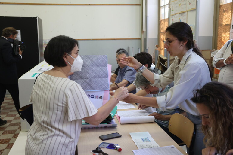 Operazioni di voto durante il primo turno delle Comunali - RIPRODUZIONE RISERVATA