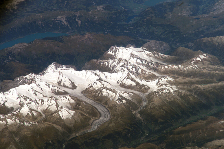 Le Alpi bernesi viste dallo spazio (fonte: NASA/ISS) - RIPRODUZIONE RISERVATA