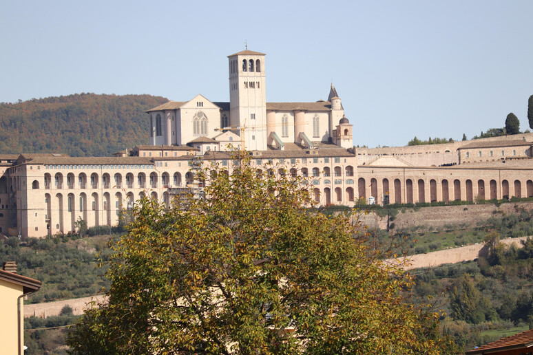 La marcia  'no Green pass ' alla Rocca di Assisi - RIPRODUZIONE RISERVATA