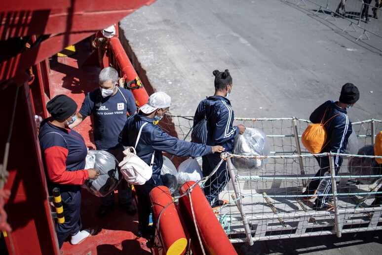 Lo sbarco dei migranti arrivati a bordo della "Ocean Viking" - RIPRODUZIONE RISERVATA