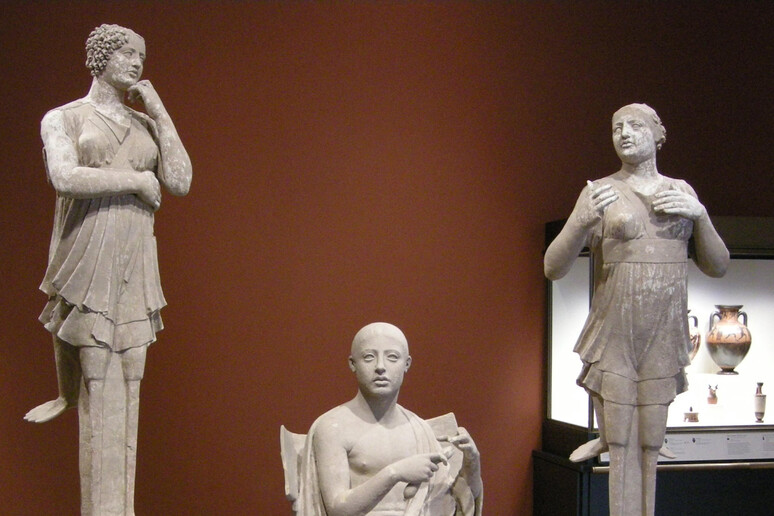 Il gruppo di terracotta  	'Orfeo 	' e  	'Le Sirene 	' restituite dal museo Getty - RIPRODUZIONE RISERVATA