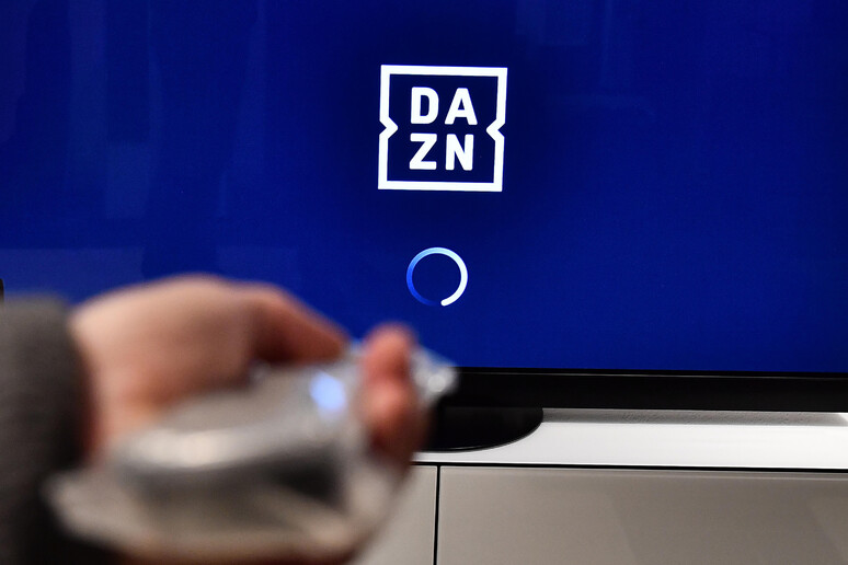Un televisore attende il segnale Dazn - RIPRODUZIONE RISERVATA