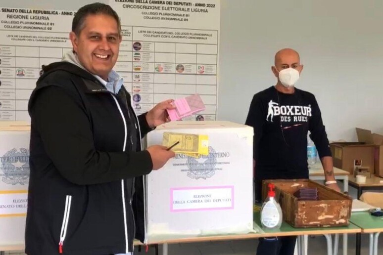 Elezioni: Giovanni Toti al voto per le politiche nel seggio di Ameglia - RIPRODUZIONE RISERVATA