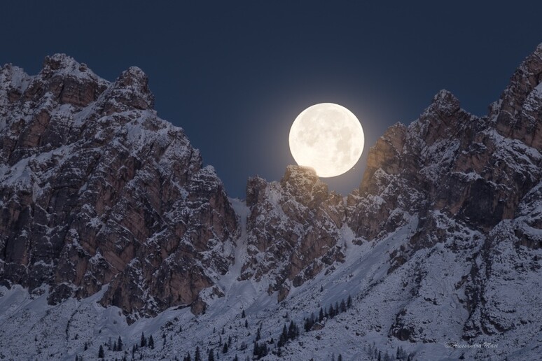 Luna e Marte appena uscito dall 'occultazione, tramontano dietro le Rocchette di Prendera, sulle Dolomiti. E ' stato l 'ultimo evento astronomico di rilievo del 2022 (fonte: Alessandra Masi / UAI) - RIPRODUZIONE RISERVATA
