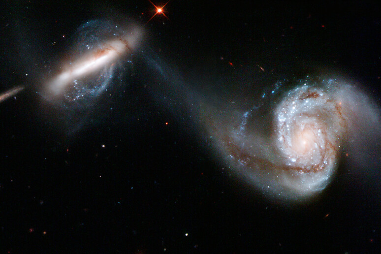 La danza di due galassie, vista dal telescopio spaziale Hubble (fonte: NASA/ESA/Hubble Heritage Team) - RIPRODUZIONE RISERVATA