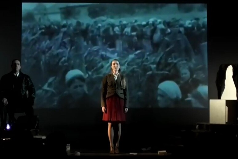 Un frame tratto dal video dello spettacolo  'Herr Doktor ' pubblicato su www.laprovinciadicomo.it CREDIT: LA PROVINCIA DI COMO - RIPRODUZIONE RISERVATA