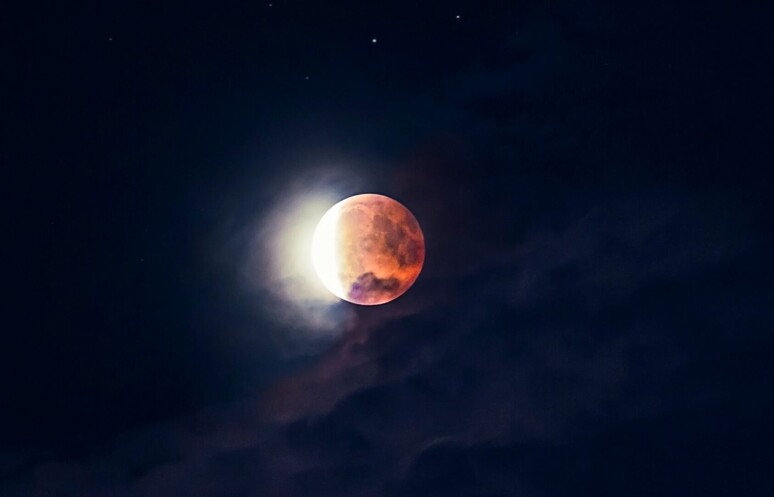 Il 28 ottobre sarà protagonista l’eclissi parziale di Luna (fonte: Benjamin Voros, da Unsplash) - RIPRODUZIONE RISERVATA