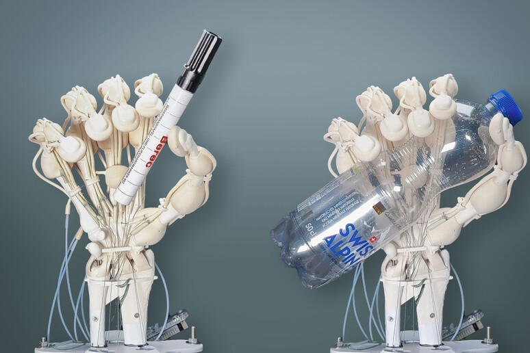 La prima mano robotica stampata in 3D ha ossa, legamenti e tendini. Può afferrare oggetti molto diversi  (fonte: ETH Zurich / Thomas Buchner) - RIPRODUZIONE RISERVATA