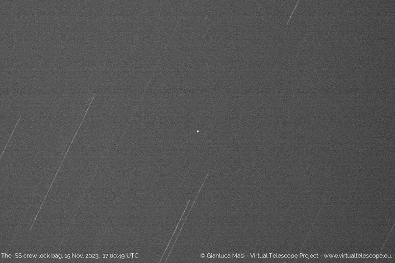 La borsa smarrita appare come un puntino luminoso al centro dell’immagine (fonte: Gianluca Masi - Virtual Telescope Project) - RIPRODUZIONE RISERVATA