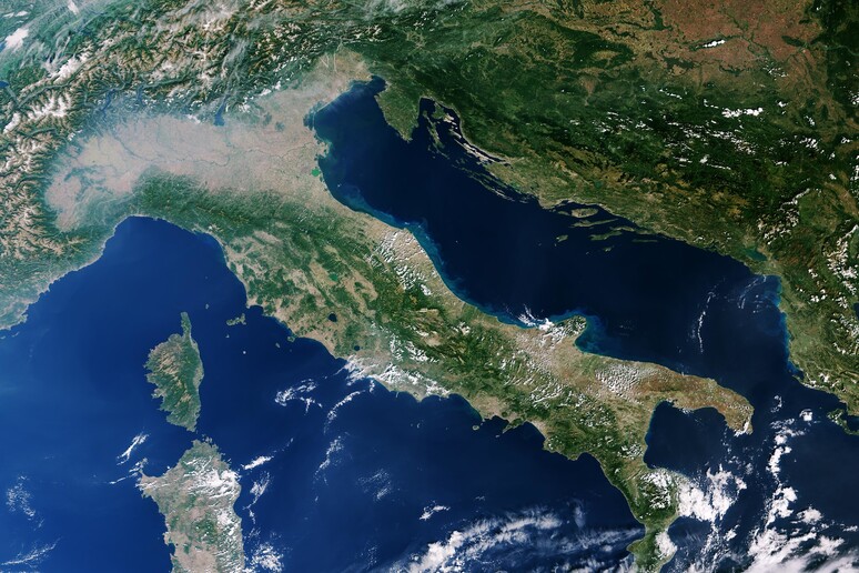 L 'Italia vista dallo spazio (fonte: contains modified Copernicus Sentinel data (2016), processed by ESA, CC BY-SA 3.0 IGO) - RIPRODUZIONE RISERVATA