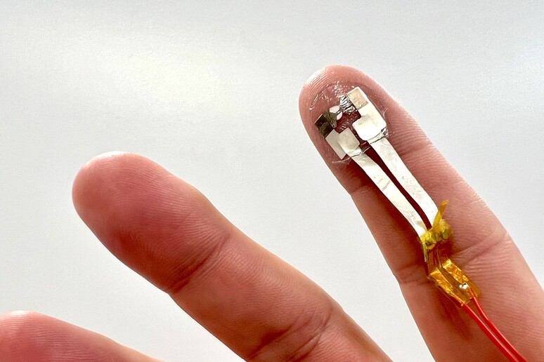 The electronic tattoo connected to the battery (credit: V. Polini/IIT) - RIPRODUZIONE RISERVATA