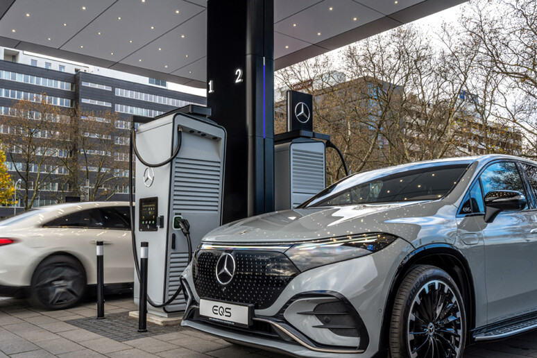 Mercedes apre suo primo hub di ricarica europeo a Mannheim - RIPRODUZIONE RISERVATA
