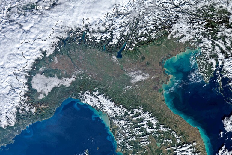 Gli sversamenti delle alluvioni lungo le coste di Toscana, Veneto e Emilia-Romagna, fotografati da Sentinel-3 (fonte: @PlatformAdam via X) - RIPRODUZIONE RISERVATA