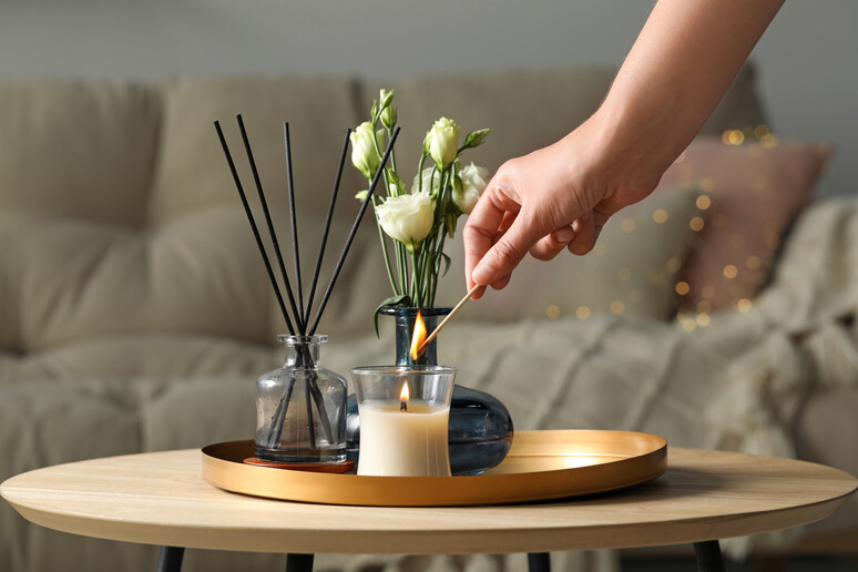 Un divano,candele e incensi sul tavolo, per scaldare l 'atmosfera in salotto foto iStock. -     RIPRODUZIONE RISERVATA