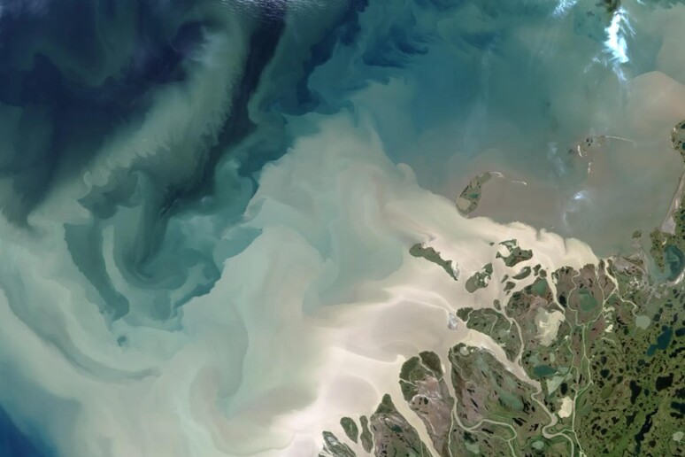 Il fiume Mackenzie fotografato da satellite nel 2017, mentre scarica nell 'Oceano Artico i sedimenti -     RIPRODUZIONE RISERVATA