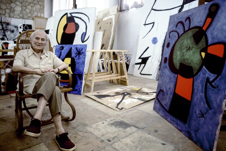 Juan Mirò in mezzo alle sue opere in uno scatto del 1978 (fonte: © Successió Miró 2023 ph Jean Marie del Moral) - RIPRODUZIONE RISERVATA
