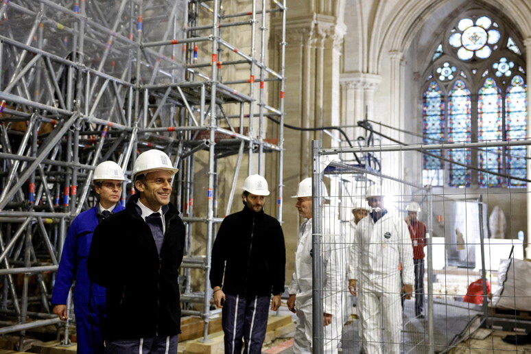 Macron visita Notre Dame © ANSA/EPA