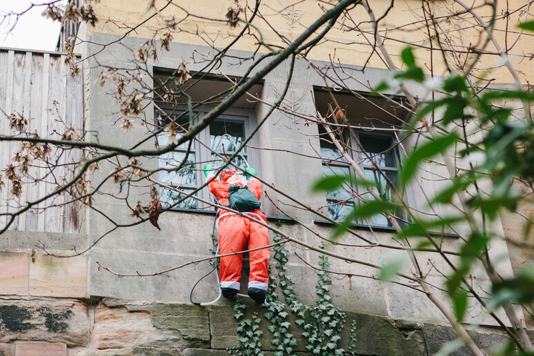 Decorazioni di Natale fuori le finestre di un palazzo foto iStock. -     RIPRODUZIONE RISERVATA