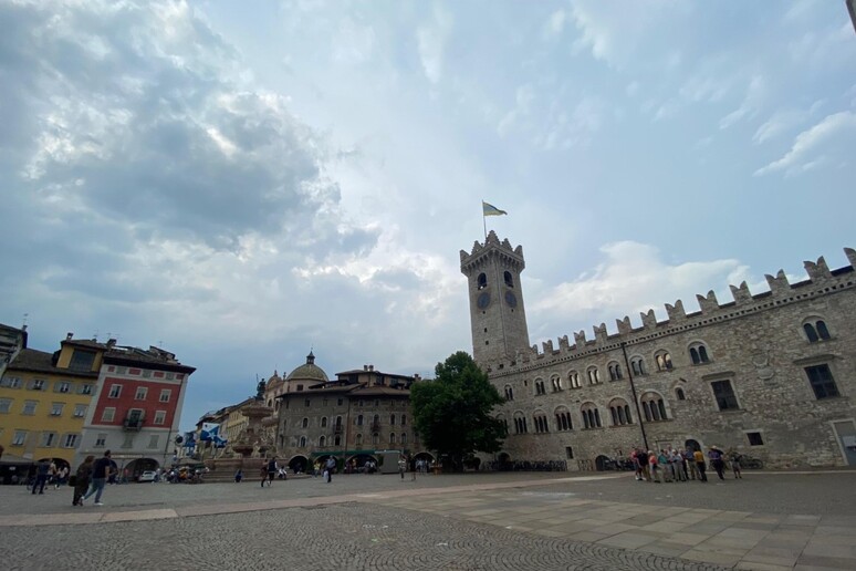 Piazza del Duomo, Torre Civica e Palazzo Pretorio, Trento. Immagine d 'archivio - RIPRODUZIONE RISERVATA