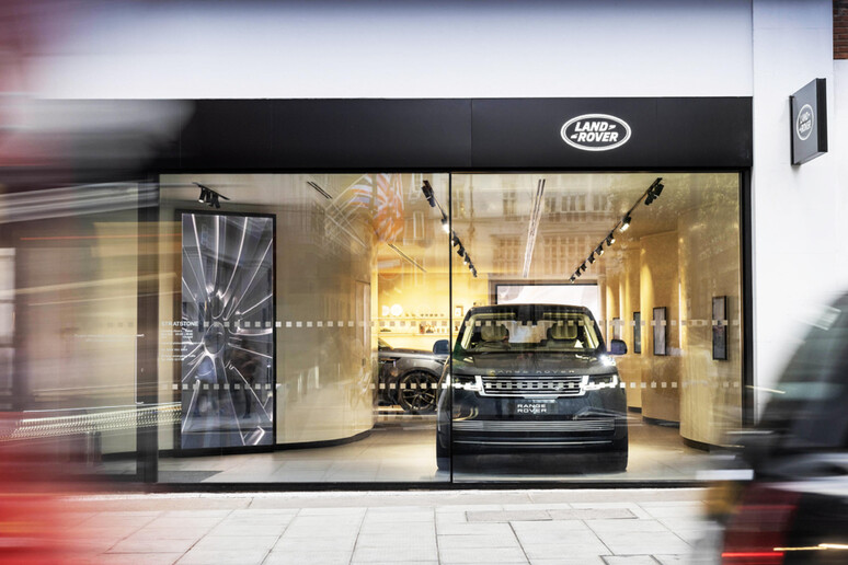 Range Rover SV Lansdowne Edition, uno sfizio da 282mila euro © ANSA/JLR Media