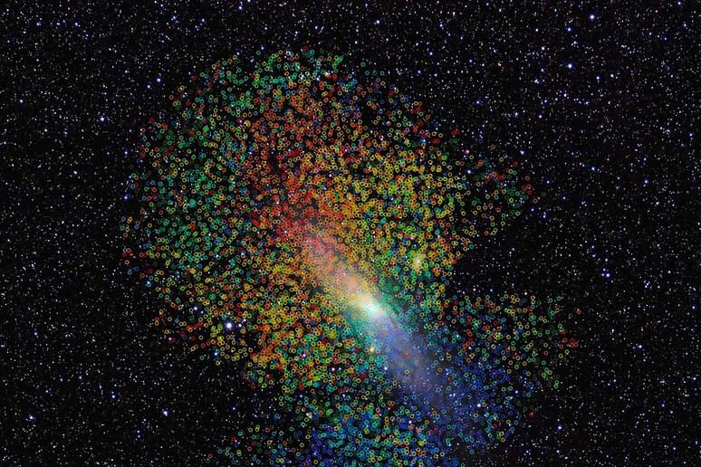 Misurati i movimenti di quasi 7.500 stelle all’interno della Galassia di Andromeda: in blu quelle che si muovono verso la galassia, in verde quelle stazionarie, in rosso quelle che si allontanano (fonte: NoirLAB) - RIPRODUZIONE RISERVATA