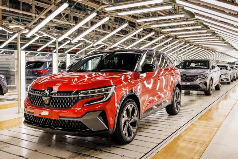 Linea di produzione ad alta tecnologia per Renault Austral - RIPRODUZIONE RISERVATA
