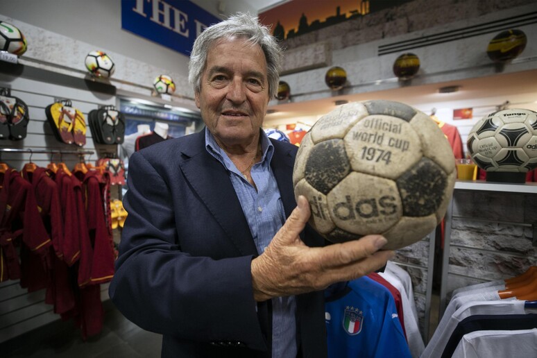 Giancarlo De Sisti mostra il pallone con cui segnò l 'uno a zero in Roma-Lazio del campionato di Serie A 1974-75 all 'interno del Football Museum di Via Merulana, Roma, 1 ottobre 2018 - RIPRODUZIONE RISERVATA