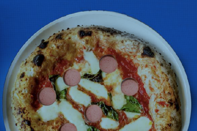 Pizza con würstel pr celebrare Italia-Inghilterra - RIPRODUZIONE RISERVATA