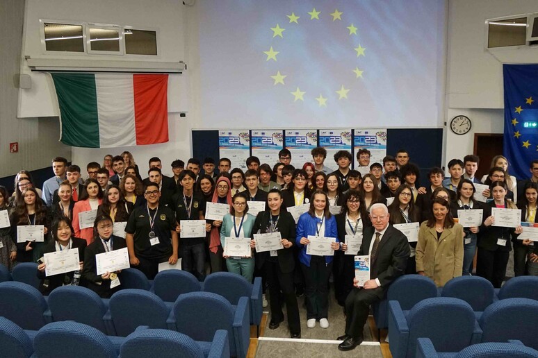 I vincitori del concorso europeo  'I giovani e le scienze ' (fonte: FAST) - RIPRODUZIONE RISERVATA