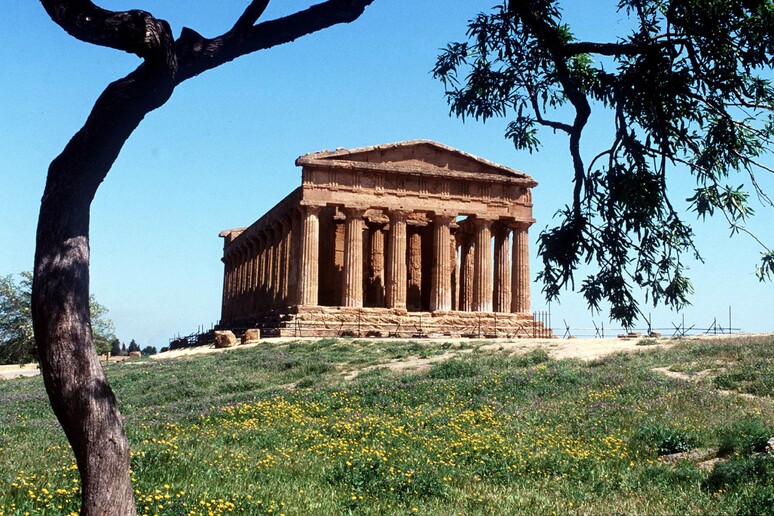 Uno dei templi della Valle dei Templi ad Agrigento, in una immagine di archivio - RIPRODUZIONE RISERVATA