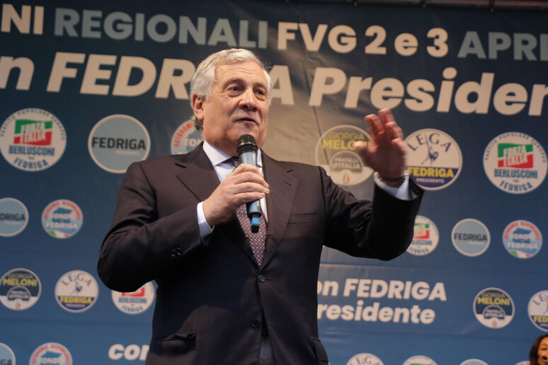 Il ministro degli Esteri, Antonio Tajani, durante il comizio di chiusura della campagna elettorale del centrodestra a Udine - RIPRODUZIONE RISERVATA